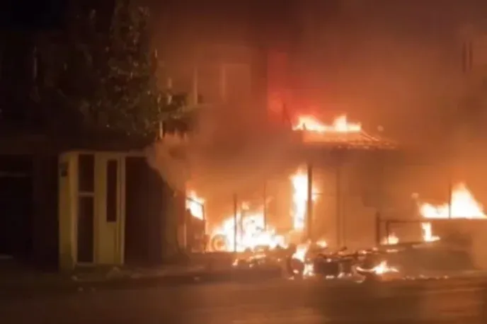 Szírellenes zavargások törtek ki Törökországban miután egy szír férfit megvádoltak egy szír kislány megerőszakolásával