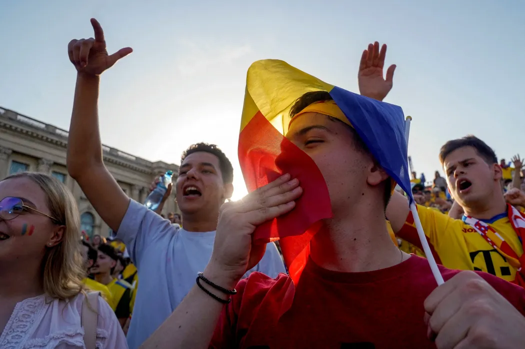 Román szurkoló a Szlovákia elleni mérkőzésen Bukarestben, 2024. június 26-án – Fotó: Saul Pop / Inquam Photos / Reuters