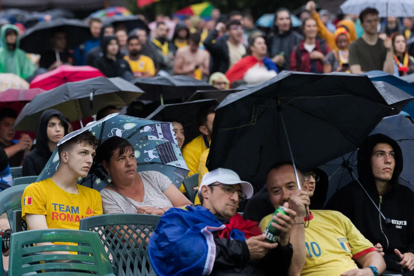 Esőben szomorkodtak a román szurkolók Kolozsváron, a hollandok második gólját követően – Fotó: Tóth Helga / Transtelex