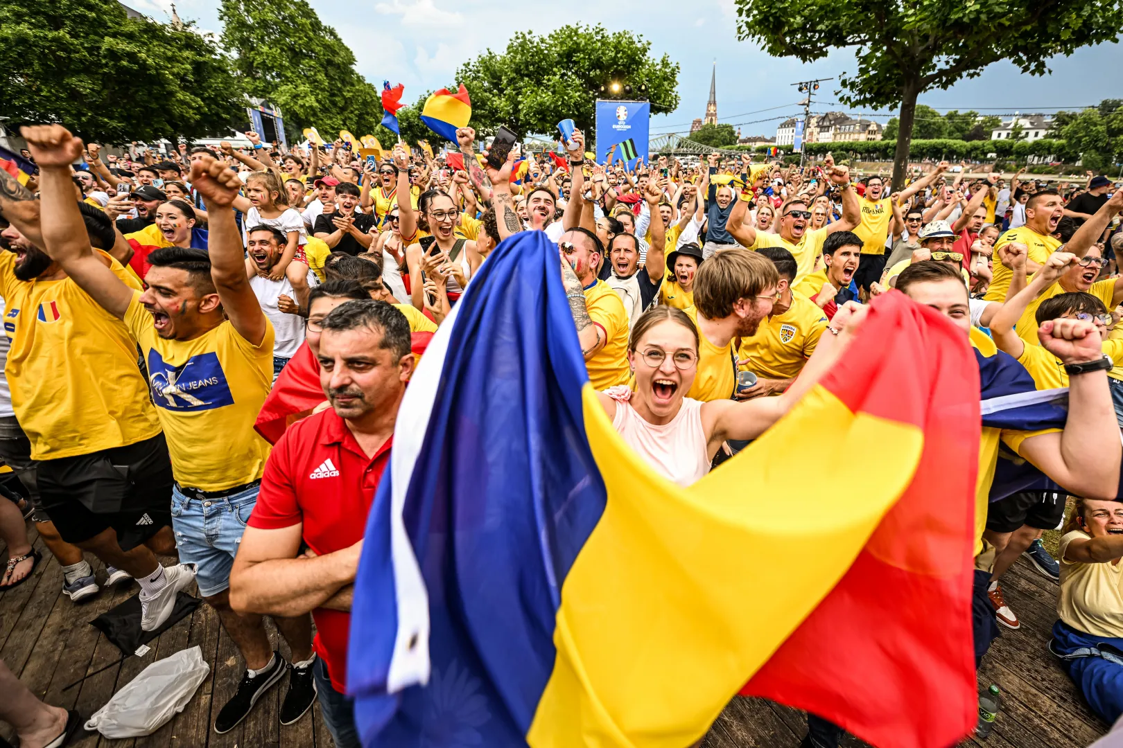 Nem csak a stadionban, hanem a fan zone-ban is ünnepelték a továbbjutást a román szurkolók Frankfurtban, 2024. jún. 26-án – Fotó: Neil Baynes / UEFA / Getty Images