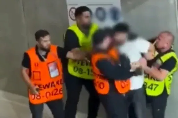 A falhoz szorítottak és megvertek egy szurkolót a biztonságiak a foci-Eb-n