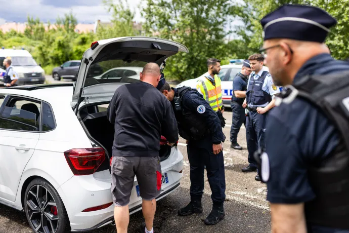 Francia csendőrök Németországból érkező autókat ellenőriznek a német kannabiszrendelet életbe lépése után a Strasbourgot Kehllel összekötő híd francia oldalán – Fotó: Philipp Von Ditfurth / DPA / AFP