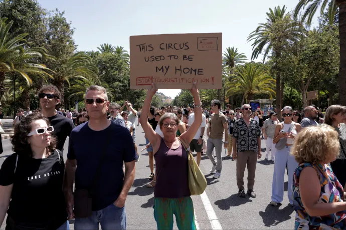 „Turisták, kifelé a környékünkről” – terjed a tömegturizmus elleni tüntetéshullám Spanyolországban