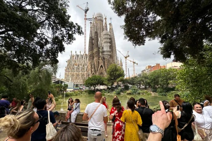 Turisták Barcelonában – Fotó: Jakub Porzycki / NurPhoto / AFP