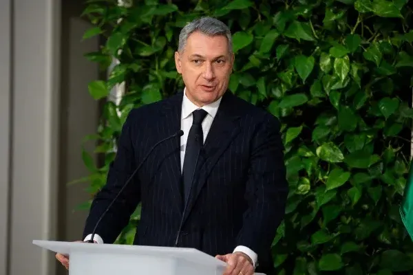 Több milliárd eurós vasúti fejlesztést és egy tízéves útépítési programot jelentett be Lázár János