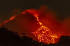 Újra kitörésben Európa leghíresebb vulkánja, 100-200 méter magasba köpi az Etna a lávát