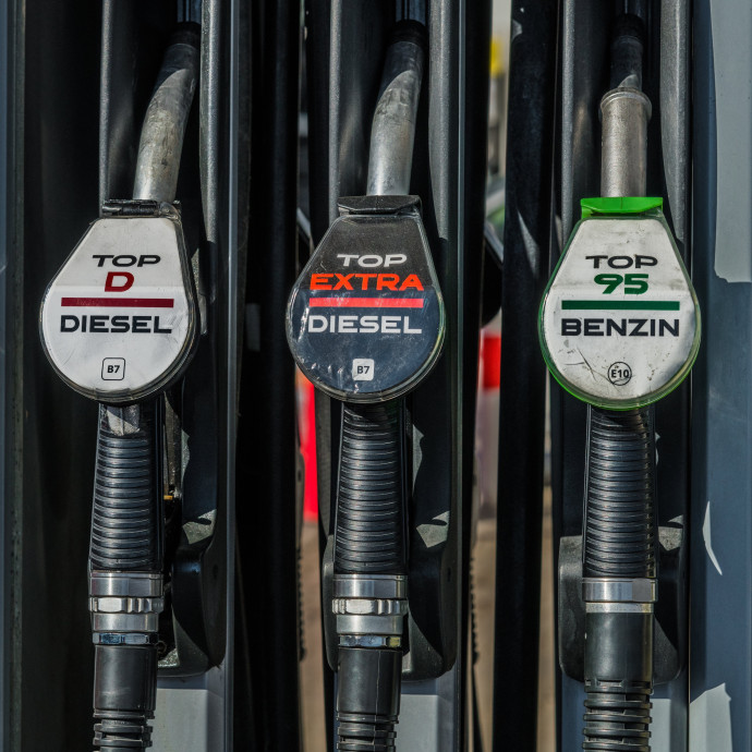 Zavarja a kormányt a választások óta dráguló üzemanyag, pedig volt már rosszabb is a helyzet