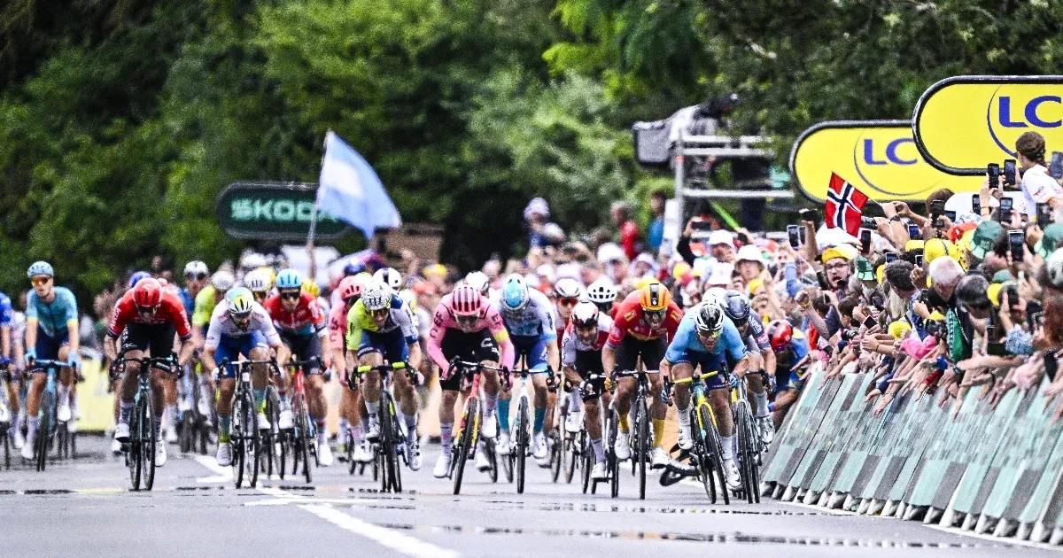 A Tour mentése: hatvanas tempóval ugrattak át egy földre került bringást