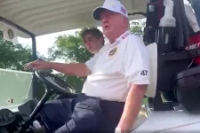 Donald Trump egy golfkocsiban ülve lerobbant szarkupacnak nevezte Joe Bident