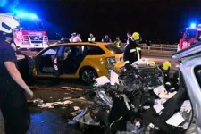 Árpád hídi baleset: a vétlen taxi két utasát súlyos állapotban szállították kórházba