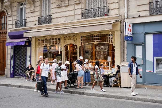 Turisták Maison Bergeron pékség és cukrászda előtt Párizsban az Eiffel-torony közelében 2023 júliusában – Fotó: Laure Boyer / Hans Lucas / AFP