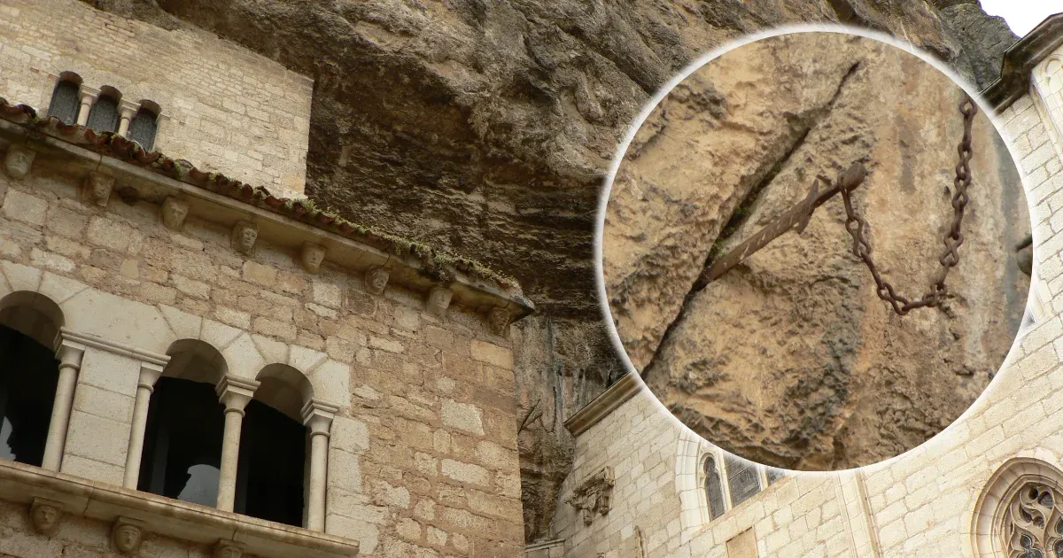 Eltűnt egy, a legendák szerint 1300 éves kard egy francia várban a sziklafalból