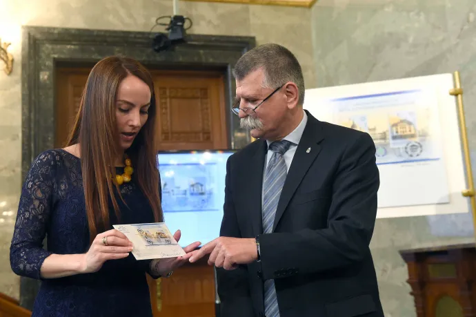 A parlamenti imacsoportot és az internetes bélyeggyűjtőket is támogatja Kövér László