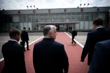 Orbán megérkezett Moszkvába, Putyinnal tárgyal
