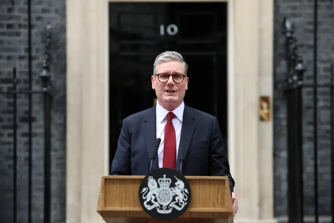 Keir Starmer brit miniszterelnök beszédet mond a Downing Street 10. előtt – Fotó: Phil Noble / Reuters 