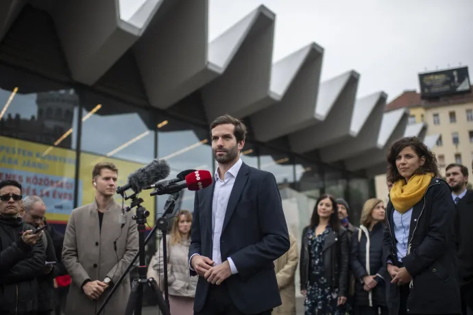 2021 októberében a Széll Kálmán téren tartott sajtótájékoztatón jelentette be Fekete-Győr András, hogy az ellenzéki előválasztás miniszterelnök-jelölti versenyében elért gyenge eredménye után saját maga ellen kért bizalmi szavazást elbukta, így Orosz Anna, az eddigi ügyvezető elnök automatikusan a párt vezetője lett az új elnök megválasztásáig – Fotó: Bődey János / Telex