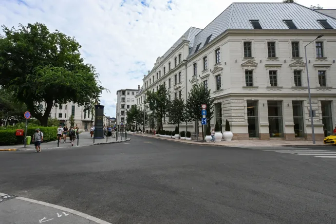 Aszfalttenger a Bem tér sarkán, és a Bem utca sivár járdája – Fotó: Tenczer Gábor / Telex