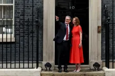 A politikába későn belépő, fanatikus Arsenal-drukker miniszterelnök szab új irányt a brit kormányzásnak