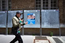 Le Penék a legesélyesebbek a győzelemre, de a visszalépések döntőek lehetnek a francia nemzetgyűlési választáson