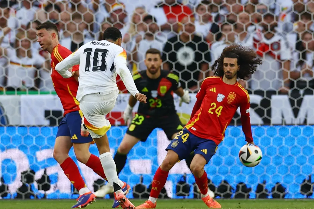 Ezért nem ítélt tizenegyest a bíró a spanyol védő kezezése után az Eb-n