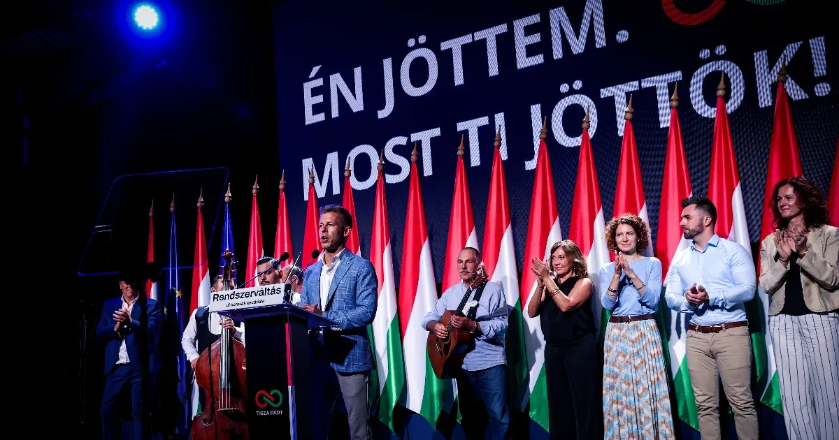 Volt, akit a közös szelfizések is kiakasztanak, más meg azon is csak nevet, ha bulizó kezéből csavar ki mobilt – ilyen volt Magyar Péter programadóján a hangulat