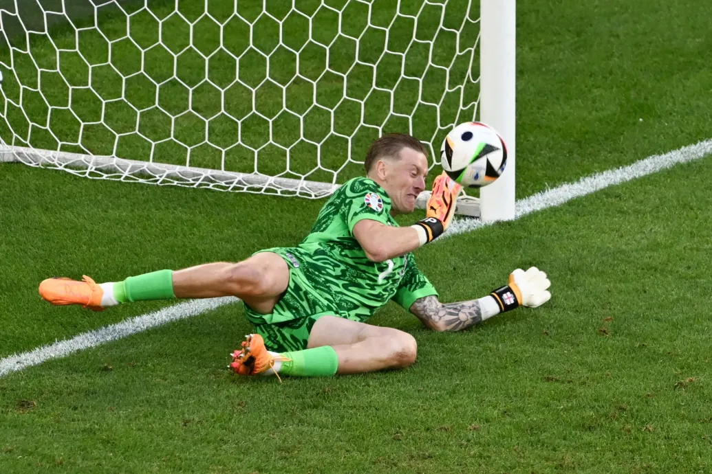 A kulacsán súgták meg az angol kapusnak, melyik irányba vetődjön a svájciak tizenegyesénél