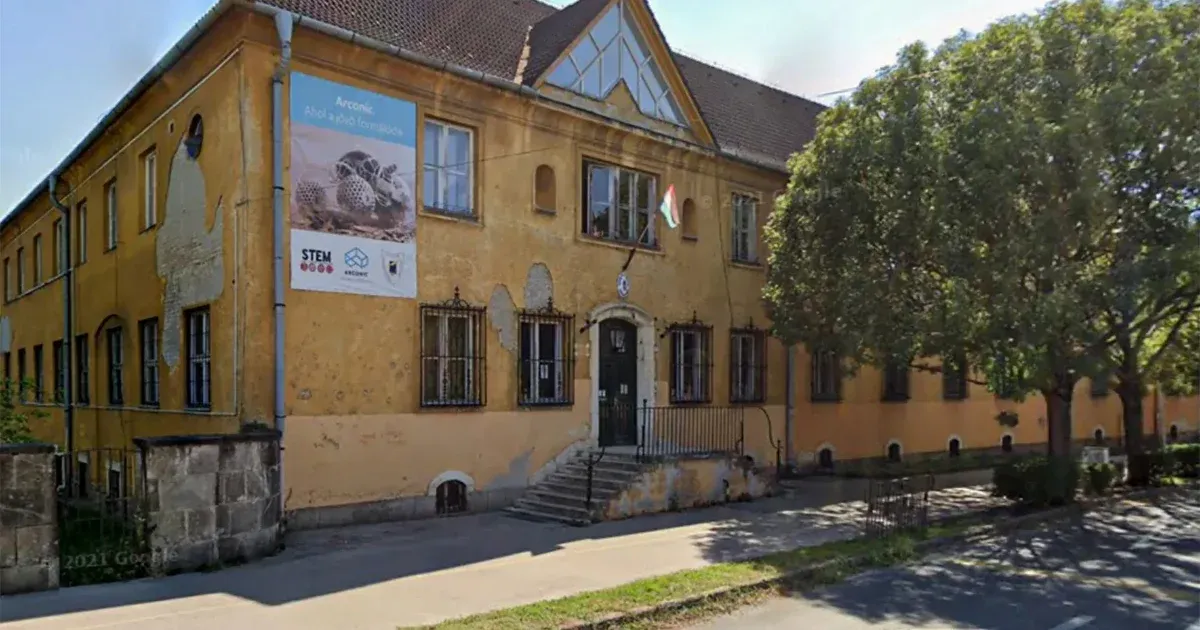 Szerdán tüntetés lesz a Vasvári Pál Gimnázium leváltott igazgatójáért