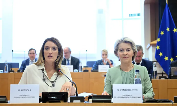 Roberta Metsola, az Európai Parlament elnöke és Ursula von der Leyen, az Európai Bizottság elnöke 2024. július 2-án. Mindkettőjüket újra jelölték a tisztségeikre – Fotó: Dursun Aydemir / Anadolu / Anadolu via AFP