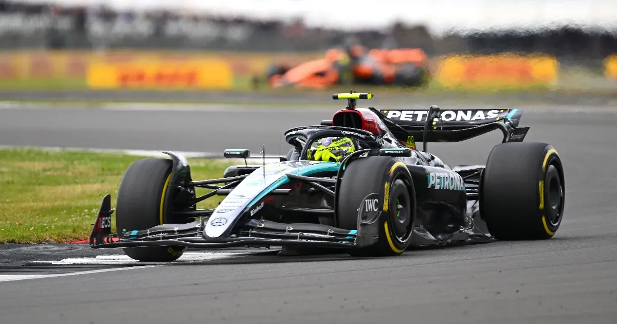Őrült utolsó 10 kört hozott az eső a Brit Nagydíjon, Hamilton 2,5 év után nyert újra futamot