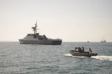Oldalára dőlt és süllyedni kezdett egy iráni hadihajó egy kikötőben