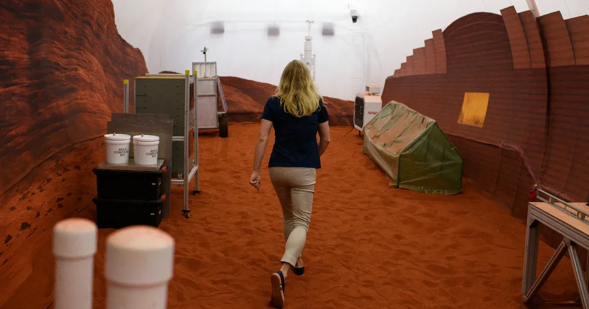 Egy év után kijöttek a fényre a NASA önkéntesei, akik szimulált Mars-utazás részesei voltak