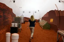 Egy év után kijöttek a fényre a NASA önkéntesei, akik szimulált Mars-utazás részesei voltak