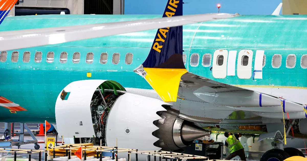 Boeing podría pagar casi 500 millones de dólares en multas para evitar pagar miles de millones en compensaciones a los pasajeros fallecidos en desastres aéreos.