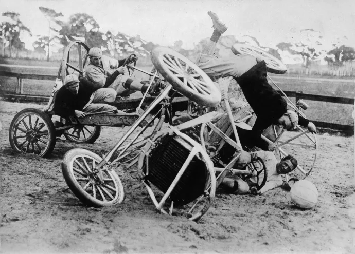 Borulás egy autóspólómeccsen a floridai Fort Myersben 1928-ban – Fotó: Robert Sennecke / Ullstein Bild / Getty Images