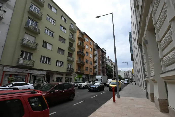 Aszfalttenger a Bem tér sarkán, és a Bem utca sivár járdája – Fotó: Tenczer Gábor / Telex