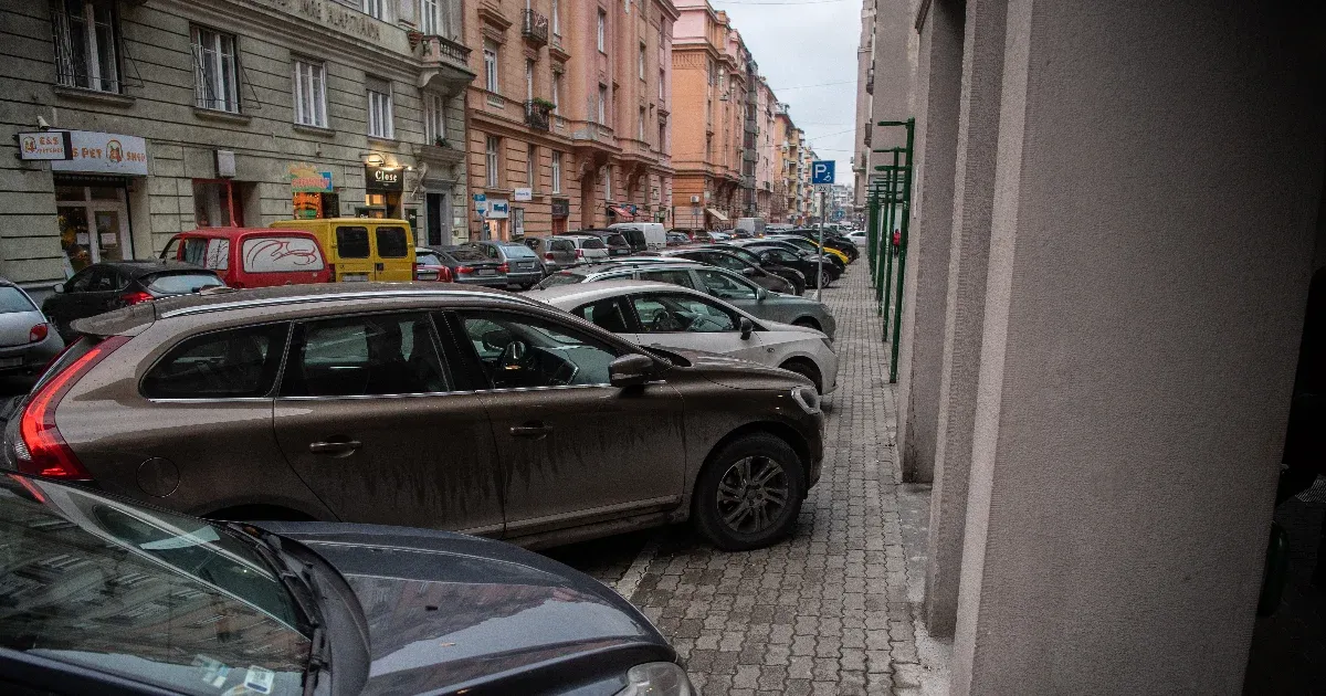 Újlipótváros: a fésűben parkoló autósok 49 százaléka rálóg a járdára