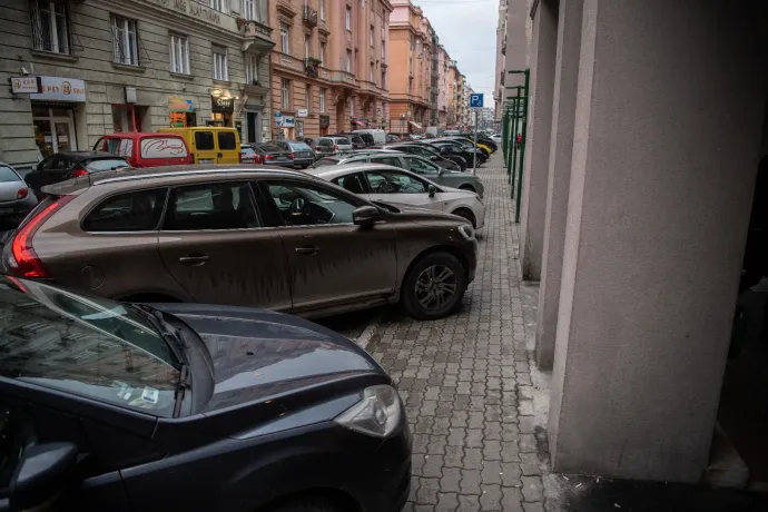 Újlipótváros: a fésűben parkoló autósok 49 százaléka rálóg a járdára