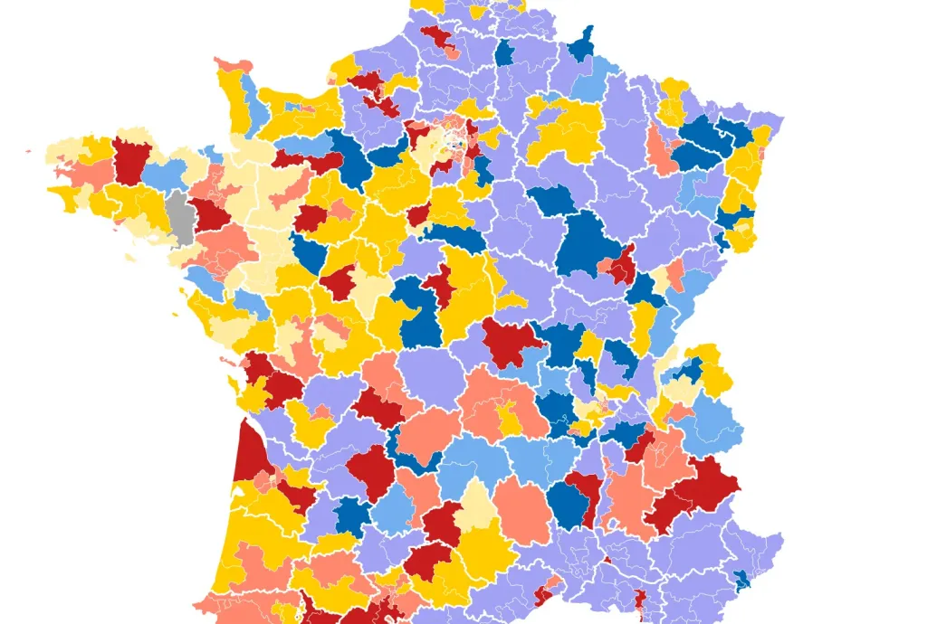 Térképen mutatjuk, a visszalépések után hogyan bukta el a szélsőjobboldal a francia nemzetgyűlési választásokat