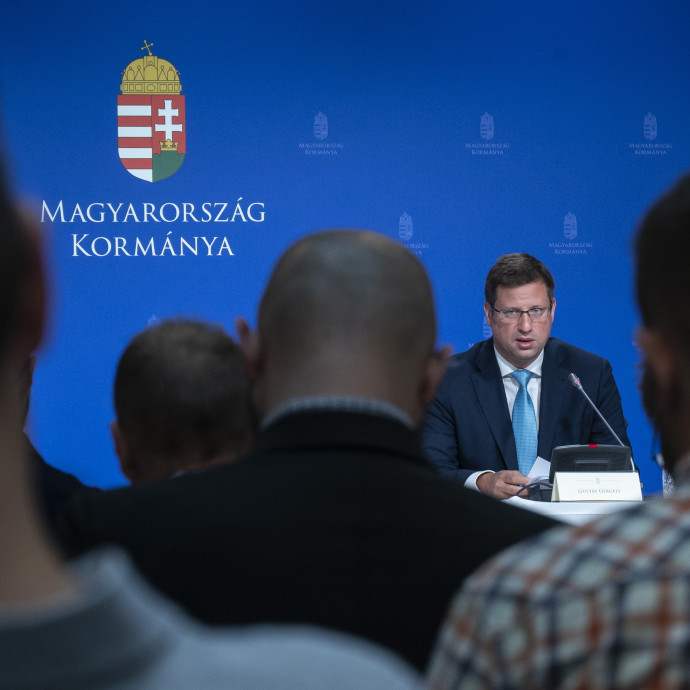 A mézesmadzag után a furkósbotot is elővette a kormány