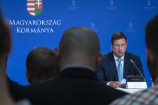 A mézesmadzag után a furkósbotot is elővette a kormány