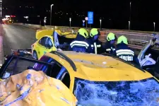 Még mindig oxigént kell kapnia az Árpád hídi balesetben megsérült vétlen taxisnak