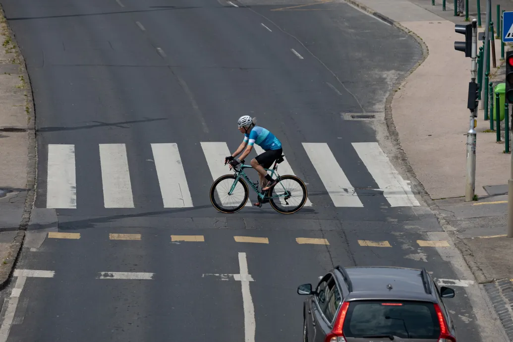 Augusztustól duplájára emelik a mobilozásért járó bírságot