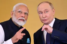 Putyin és az indiai kormányfő ölelkezve találkozott