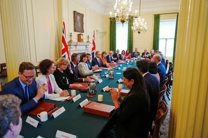 Keir Starmer holds his first cabinet meeting – Photo: Chris Eades / Pool via Reuters