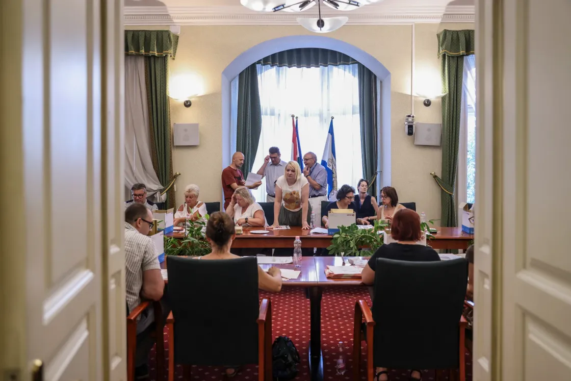 Több helyen gond nélkül, a Várban viszont kaotikusan zajlott az újraszámolás második felvonása