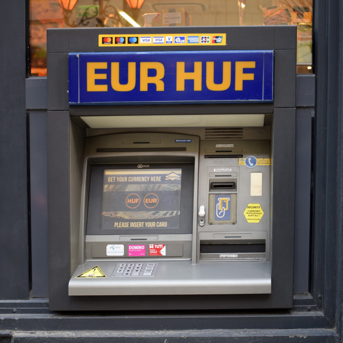 Elkezdődött a bűvészmutatvány, hogy észrevehetetlenné tegyék az adóemelést