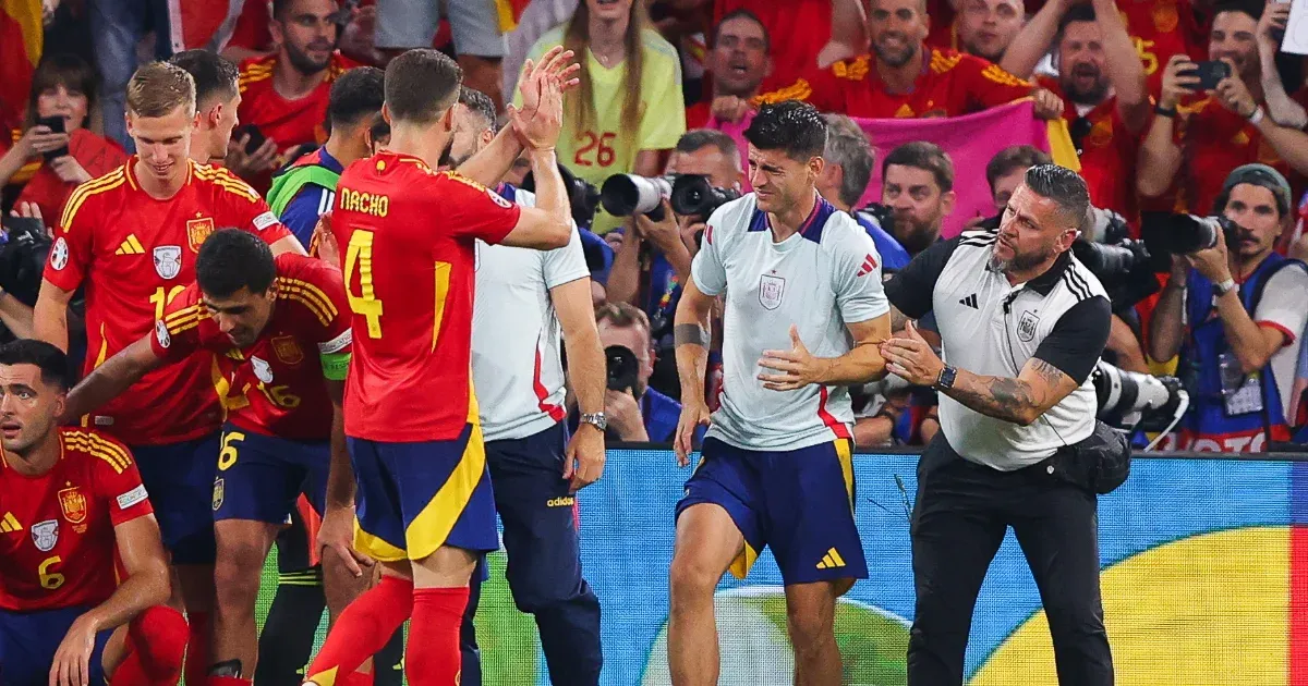 Un guardia de seguridad que perseguía a un aficionado que entraba corriendo al terreno de juego pudo haber herido a Morata tras el partido España-Francia