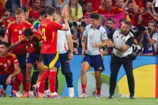 Pályára rohanó szurkolót kergető biztonsági őr okozhatott sérülést Moratának a spanyol–francia meccs után