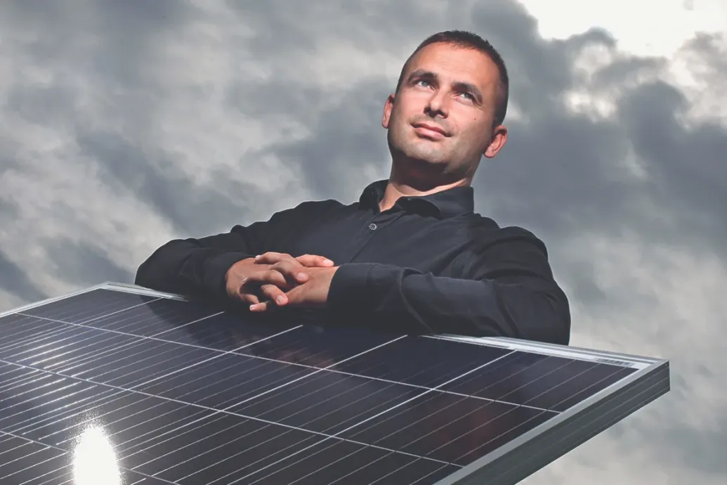 Egy milliárdos napelemes cég kalandos története és bukása taszári reptérrel, ukrán háborúval, újpesti focival