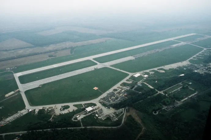 A taszári még működő repülőtér 1996-ban – Fotó: Tsgt. James Mossman / USAF